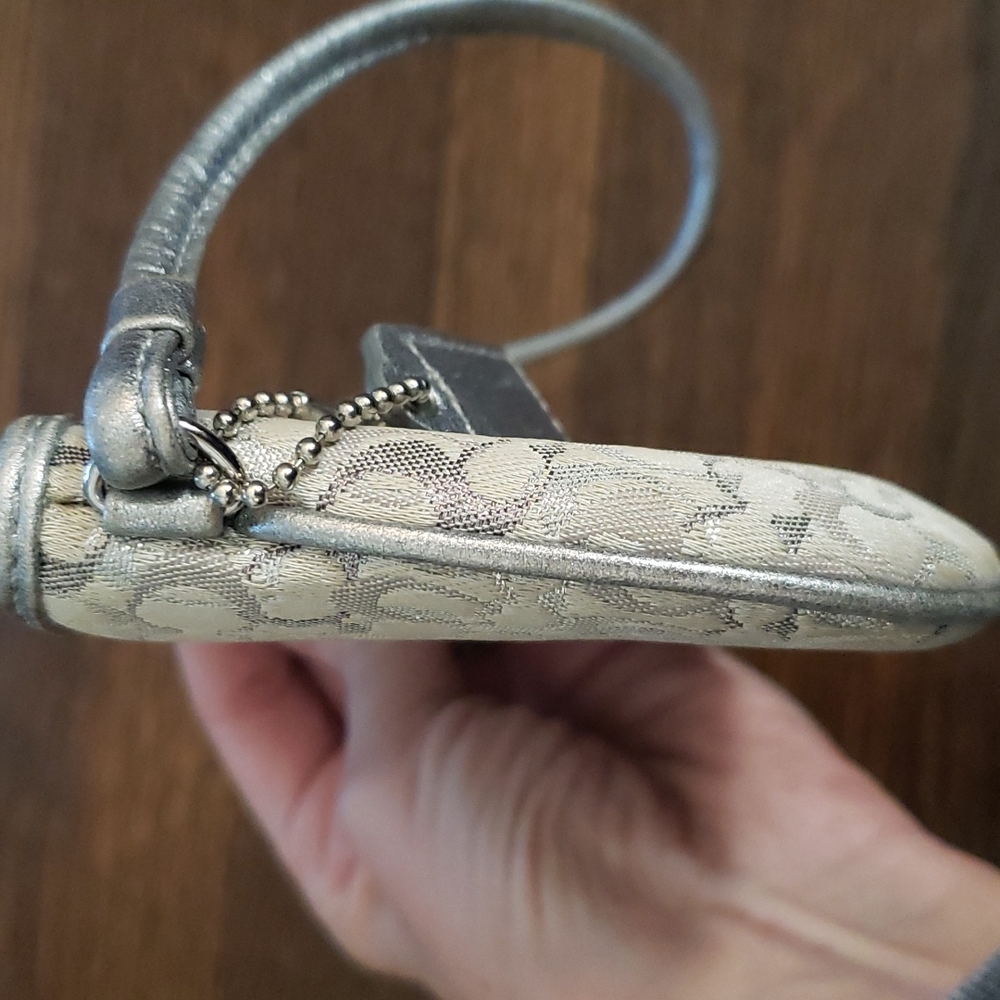 Coach wristlet, authentic. Silver grey - Picture 4 of 4